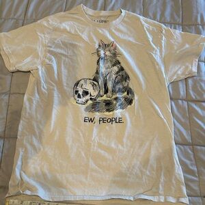 Hot Topic Cream Cat T-Shirt with Skull Graphic
